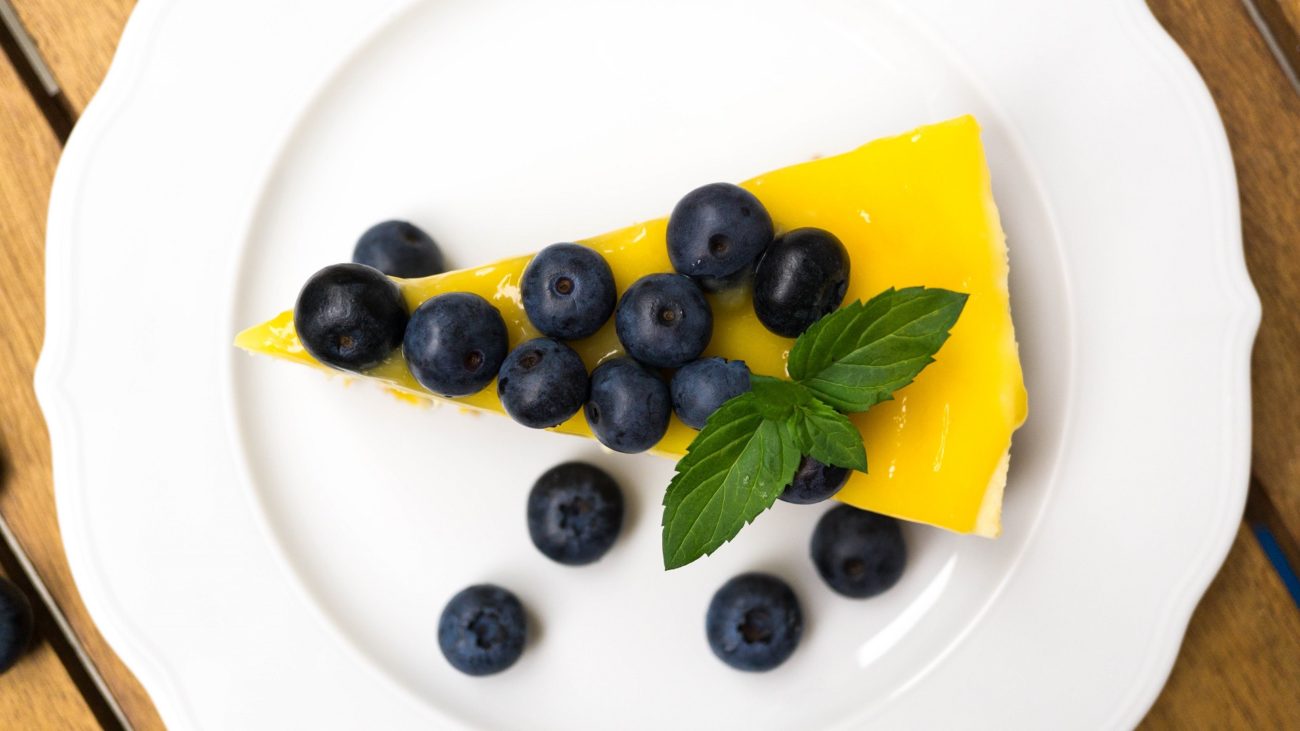 Cheesecake with Lemon Curd and Berries