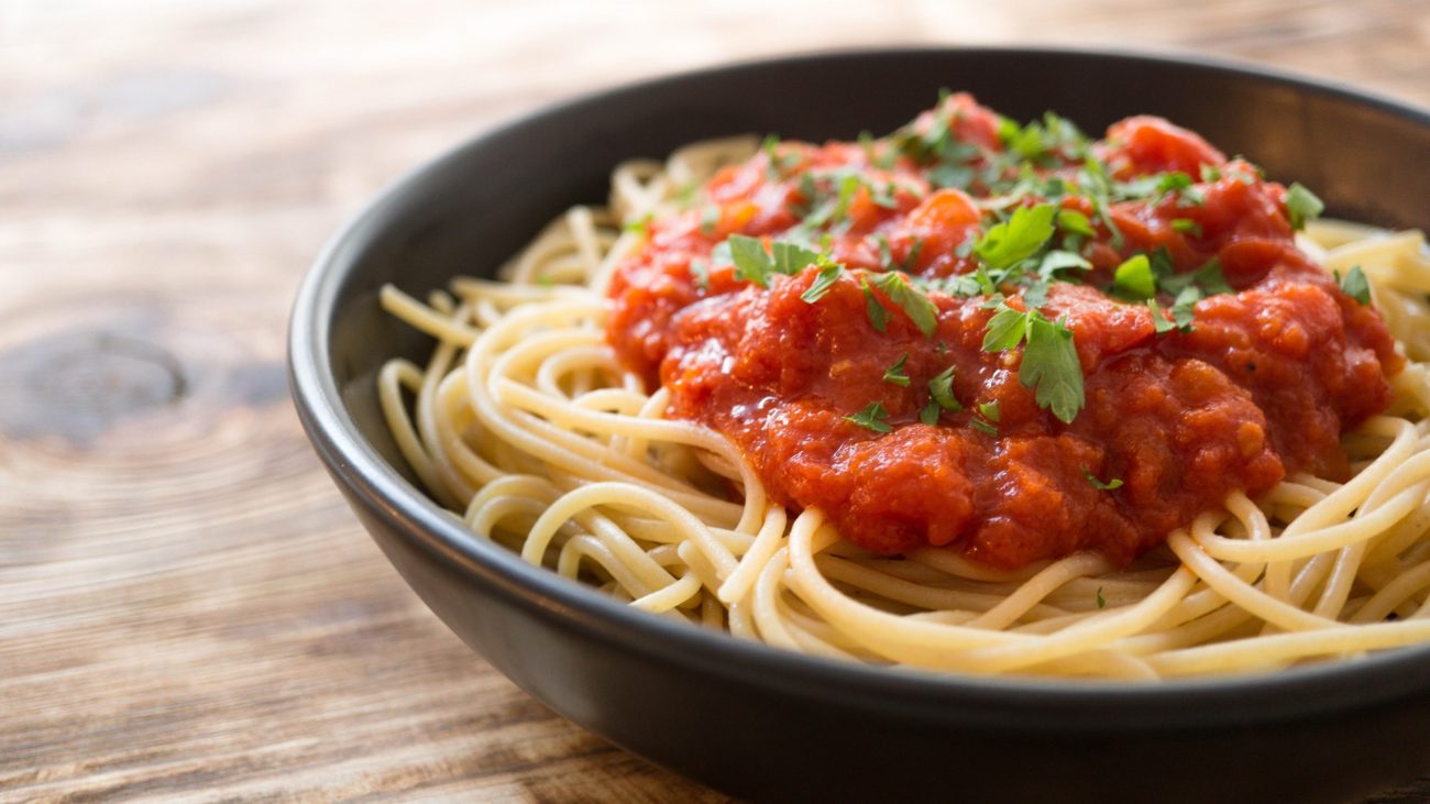 Итальянский томатный соус с маслом и луком