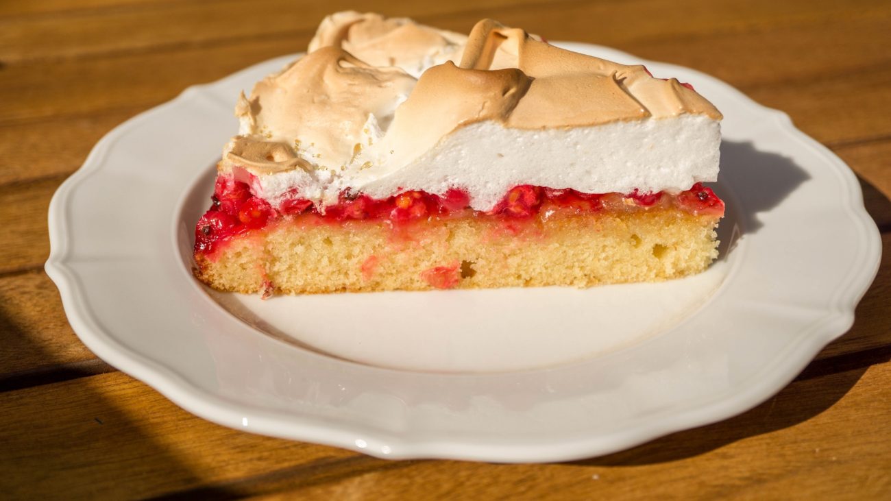 Пирог с красной смородиной и безе (Ribieselschaumschnitte)
