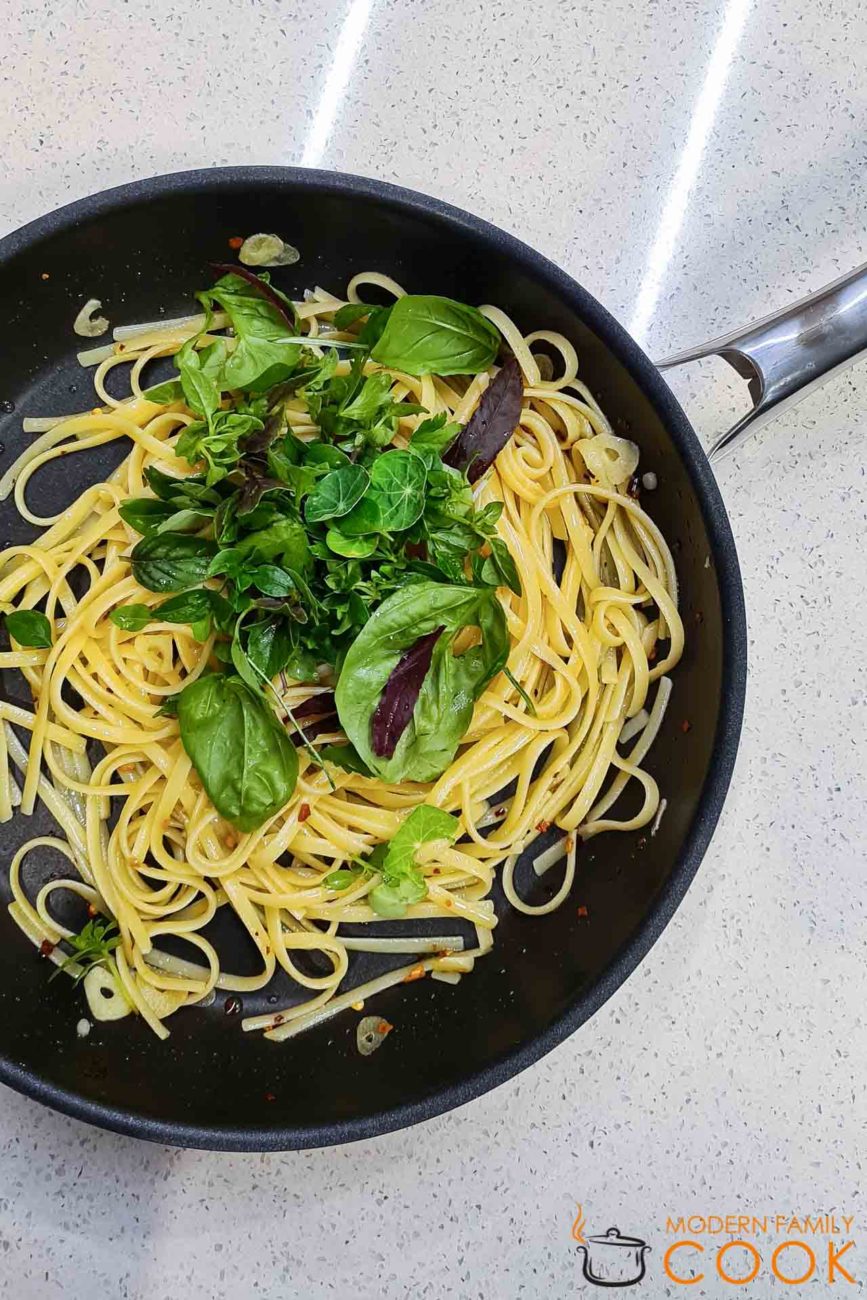 Pasta aglio, olio e pepperoncino – Spaghetti with Garlic, Oil and Chili Pepper