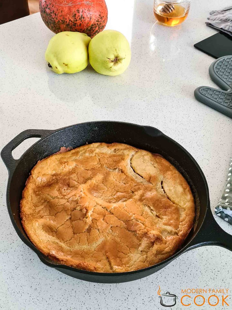 “Dutch baby” with apples and ghee oil (gluten-free)